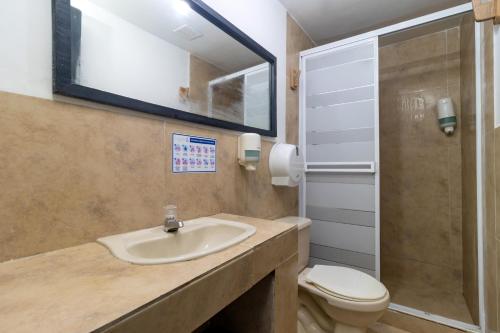 Ένα μπάνιο στο Hotel Sansiraka Suites By GEH Suites