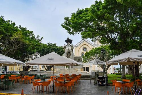 Restaurace v ubytování Colonial & Spacious Apto-best Location In Oldtown