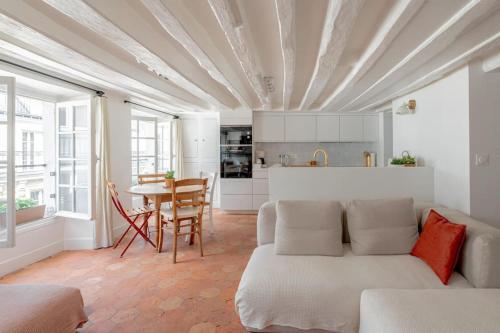 un salon avec un canapé et une table dans l'établissement 3 rooms, view on Paris roofs chic & cosy - 70 m2, à Paris