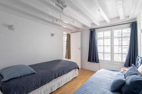 3 rooms, view on Paris roofs chic & cosy - 70 m2