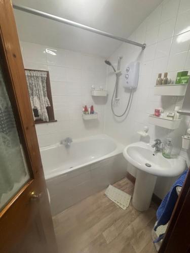 Gambar di galeri bagi Room di Elmers End