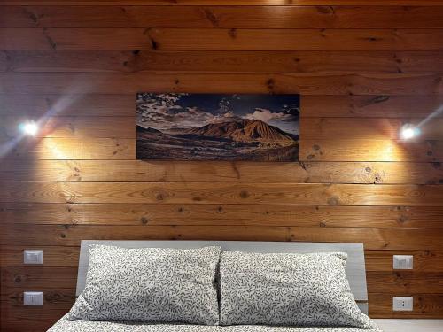 a bedroom with a wall with a picture of a mountain at Agriturismo del Nonno in Centuripe