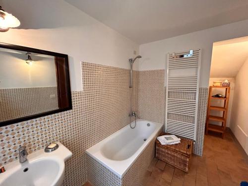 Ένα μπάνιο στο 2Bed-Restored FarmHouse-San Gimignano-Pool