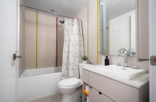 Bilik mandi di Sunset Views in Chic Condo by Cn Tower
