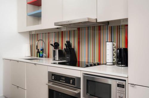 Dapur atau dapur kecil di Sunset Views in Chic Condo by Cn Tower