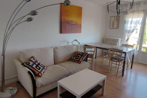 Joli F2 45m2 parking privé proche tram ligne 1 et 2