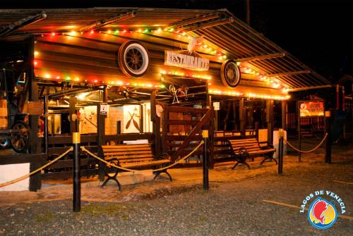 サンタ・ロサ・デ・カバルにあるHotel Campestre Lagos de Venecia - Chalet, glamping, camping y overlandingのギャラリーの写真
