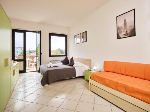 a bedroom with a bed and a couch at RESIDENCE Leccio in Asciano
