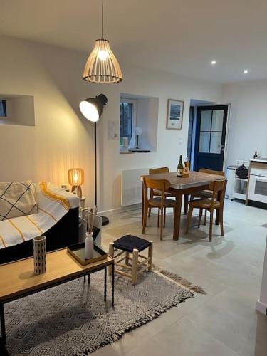 un salon avec un lit et une salle à manger dans l'établissement Gîte Traou Nod, à Pleudaniel