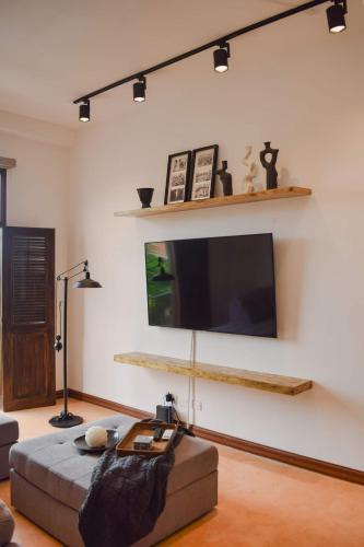 TV a/nebo společenská místnost v ubytování Best Location - Spacious And Fancy Apt
