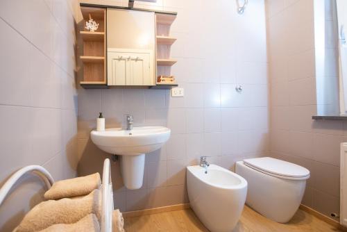 a bathroom with a toilet and a sink at La Guardata in Montefiascone