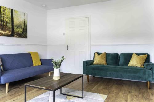 Et opholdsområde på 2 BDR House By Caledonia Luxe Stays Short Lets & Serviced Accommodation Glasgow