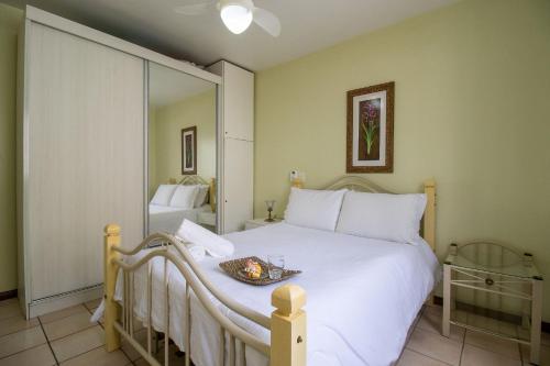 Una cama o camas en una habitación de BK12 - Próximo ao Calçadão, Sacada, Climatizado