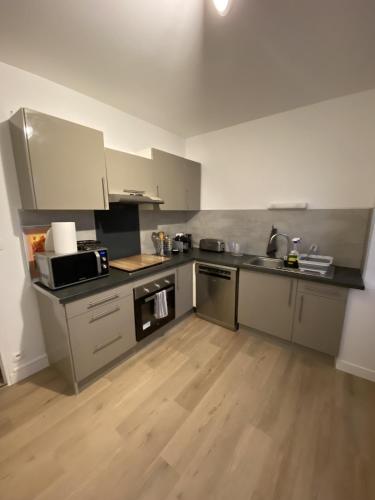 Il comprend une cuisine équipée d'appareils en acier inoxydable et du parquet. dans l'établissement Au Sunrise T4, à Angoulême