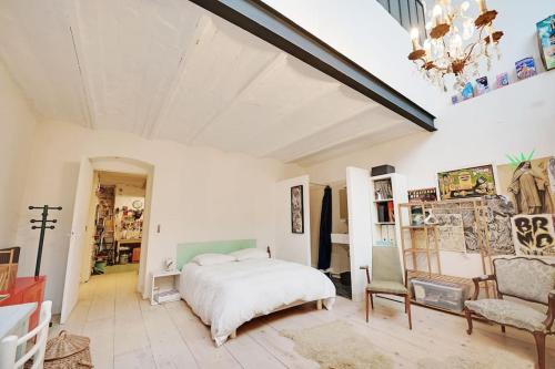 une chambre avec un lit et une chaise dans une pièce dans l'établissement Spacious Vintage Duplex Flat - Gare du Nord, à Paris