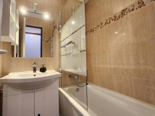 a bathroom with a sink and a mirror and a tub at Avoriaz: appart rénové 4 pers, proche pistes, WiFi, casier à skis - FR-1-633-32 in Avoriaz
