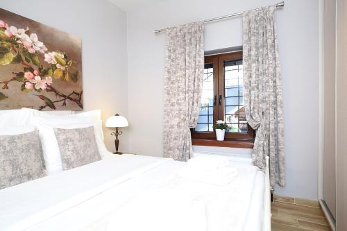 a bedroom with a white bed and a window at VENUS GUESTHOUSE in Portariá