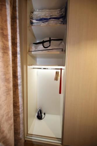 a walk in closet with a door open with a mirror at VENUS GUESTHOUSE in Portariá