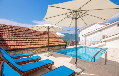 Bazén v ubytovaní Four-Bedroom Holiday Home In Veliki Prolog alebo v jeho blízkosti