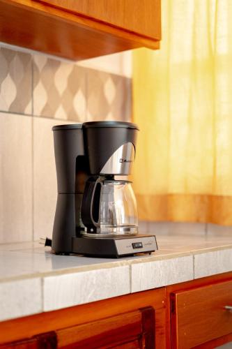 a coffee maker on a counter in a kitchen at In Wotoch Departamentos con Estacionamiento in Valladolid