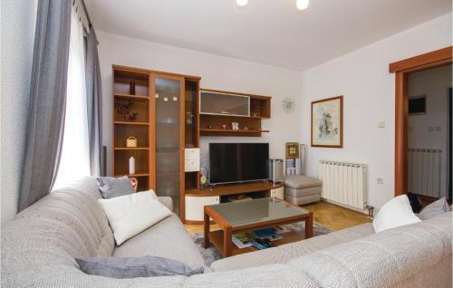Televízia a/alebo spoločenská miestnosť v ubytovaní 3 Bedroom Nice Apartment In Cavle