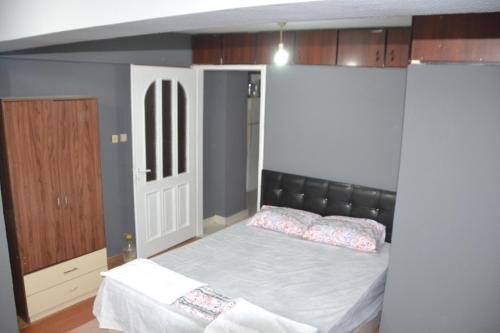 una camera con letto e testiera nera di Huzur 3a a Edirne