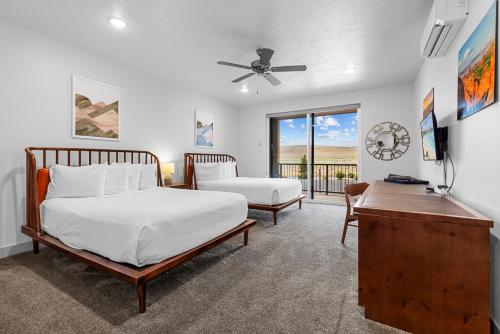 Un pat sau paturi într-o cameră la Vacation Rentals at Sand Hollow Resort