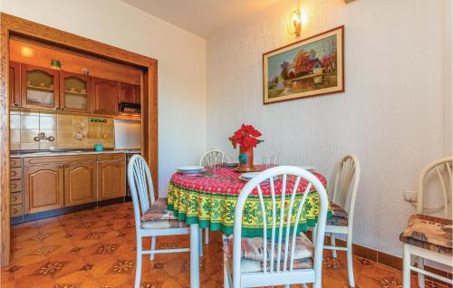 une salle à manger avec une table et des chaises et une cuisine dans l'établissement Amazing Apartment In Mundanije, à Mundanije