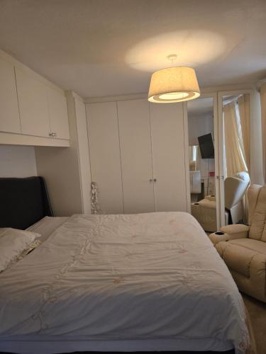 Postel nebo postele na pokoji v ubytování AlphaAde Homes