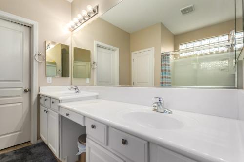 Ένα μπάνιο στο Stunning 3 bed in the heart of Maricopa City