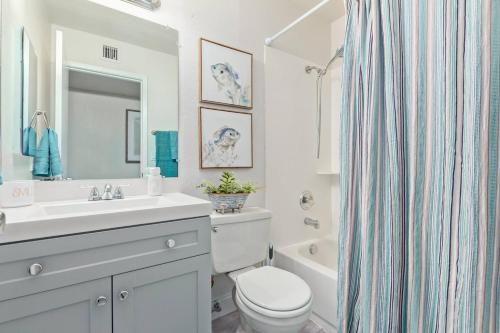 Ένα μπάνιο στο Stunning Hunter Single Family Home in the Heart of Mesa