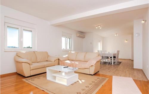 Four-Bedroom Apartment In Sibenik