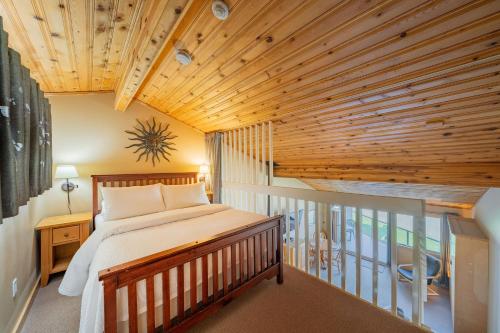 una camera da letto con un letto e un balcone di Shorewater Resort, Qualicum Beach a Qualicum Beach