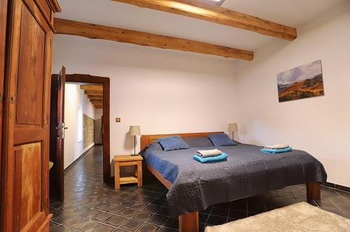 um quarto com uma cama grande em um quarto em Clearpoint em Hořovičky