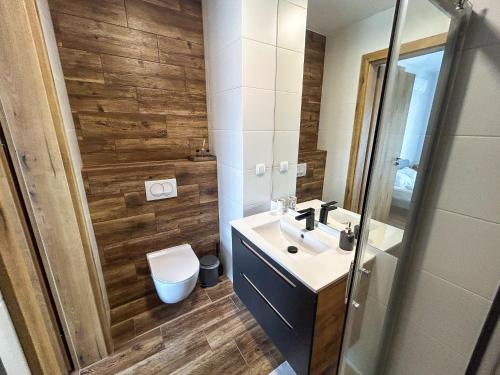 a bathroom with a sink and a toilet and a shower at Aquarius Stawy Walczewskiego 8 in Grodzisk Mazowiecki