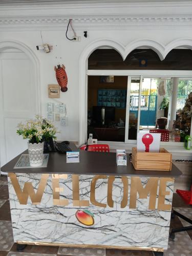 a lobby with a warmite sign on a table at Hotel Mango in Boca Chica