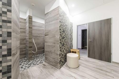 ein Badezimmer mit Dusche, Toilette und Hocker in der Unterkunft Swantovit - 5 Sterne Ferienwohnung zwischen Ostsee und Saaler Bodde in Wustrow
