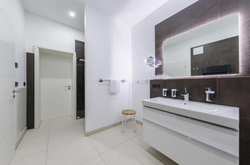 Ένα μπάνιο στο Wellenreiter - 5-Sterne Ferienwohnung mit Südbalkon und Boddenblick