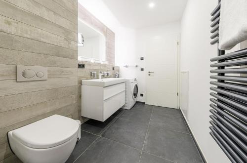 a bathroom with a toilet and a sink at Boddendomizil - stilvoll wohnen, am Meer entspannen, Strandkorb genießen in Wustrow