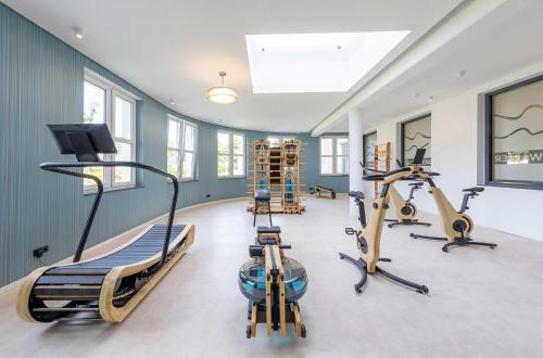 a gym with two treadmills and two exercise bikes at Ostseerast - Urlaub mit Flair auf Fischland-Darß-Zingst in Wustrow