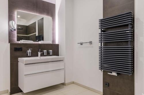 a bathroom with a sink and a mirror at Ferienwohnung Gänseblümchen Im Herzen der Halbinsel Fischland-Darß-Zingst in Wustrow