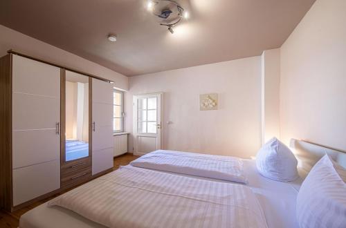 Ένα ή περισσότερα κρεβάτια σε δωμάτιο στο Muschelremise - im Herzen der Warener Innenstadt