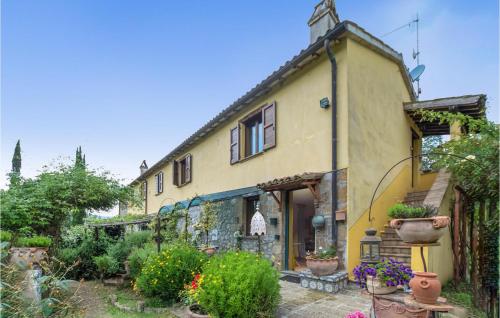 an old house with plants in a garden at Stunning Apartment In Ficulle With Wifi in Ficulle
