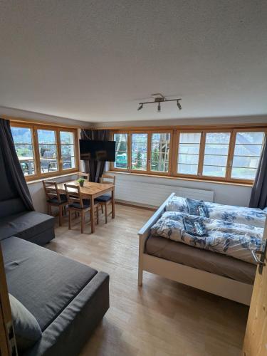 Postel nebo postele na pokoji v ubytování Zimmer in Adelboden