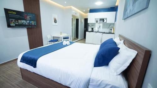 Una cama o camas en una habitación de Blue studio agdal