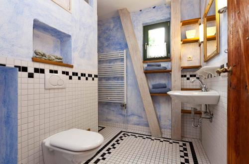 a bathroom with a toilet and a sink at Rapunzel - Gemütliche Ferienwohnung mit Landhausstil und überdachtem Balkon in Waren