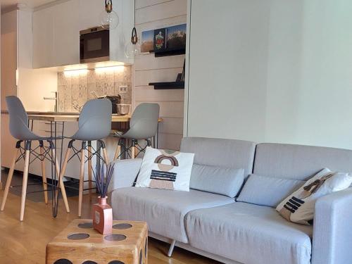 un salon avec un canapé et une table dans l'établissement Studio confortable rénové avec WIFI à Chamonix - FR-1-517-69, à Chamonix-Mont-Blanc