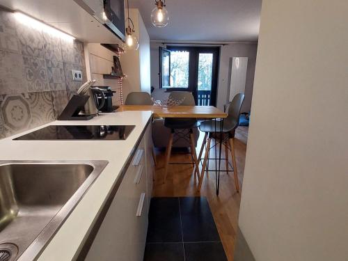 Studio confortable rénové en résidence verdoyante à Chamonix