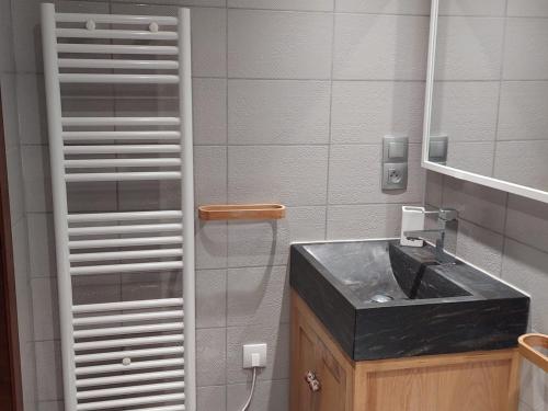 une salle de bain avec un lavabo et un miroir dans l'établissement Studio confortable rénové avec WIFI à Chamonix - FR-1-517-69, à Chamonix-Mont-Blanc