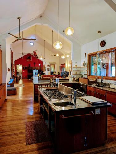 Framadani estate - Villa with a pool and Or thatch roof Cabin